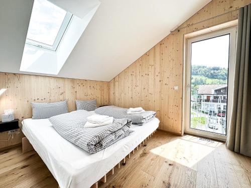 zwei Betten in einem Zimmer mit Fenster in der Unterkunft Maisonette Hochgrat in Oberstaufen
