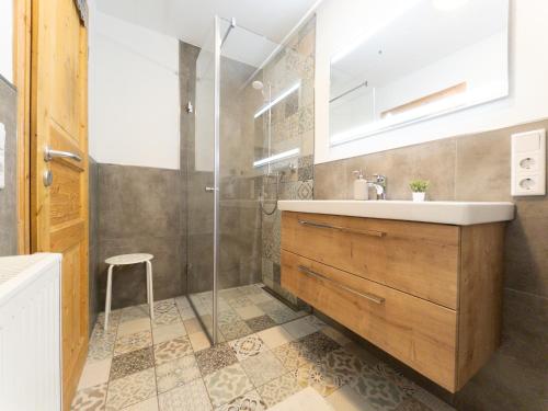 un bagno con lavandino e doccia di Hof Köhne - Malerhaus a Schmallenberg