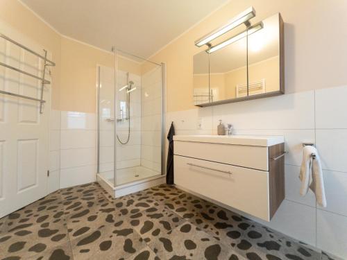 ein Badezimmer mit Dusche, Waschbecken und Spiegel in der Unterkunft Hof Köhne - Haus am Reitplatz 2er in Schmallenberg