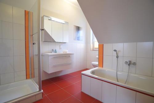 een badkamer met een douche, een bad en een wastafel bij Hof Köhne - Haus an der Weide links in Schmallenberg