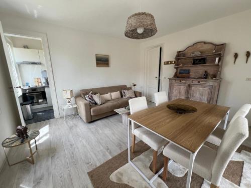 un salon avec une table et un canapé dans l'établissement Appartement cosy pour 4 pers. climatisé, 30m plage Joigny, terrasse, proche plage Pereire - FR-1-474-260, à Arcachon