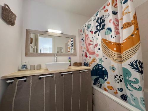 une salle de bain avec un lavabo et un miroir dans l'établissement Appartement cosy pour 4 pers. climatisé, 30m plage Joigny, terrasse, proche plage Pereire - FR-1-474-260, à Arcachon