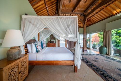 A bed or beds in a room at Villa Cocoa Maya