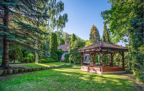 un cenador en medio de un patio en Pet Friendly Apartment In Gdansk, en Gdansk