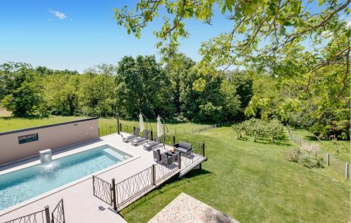 a backyard with a swimming pool and a yard with a yard at 2 Bedroom Cozy Home In Kobasicari in Kobasičari