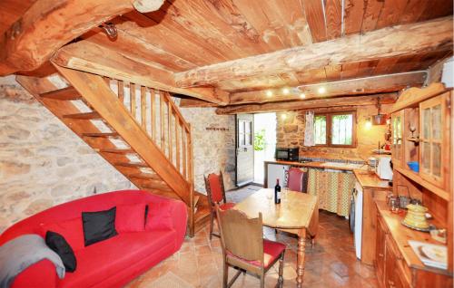 un salon avec un canapé rouge et une table dans l'établissement 1 Bedroom Stunning Home In Assignan, à Assignan