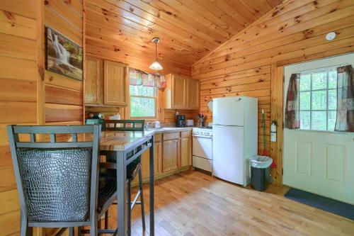 Η κουζίνα ή μικρή κουζίνα στο Blue Rose Cabins - Overlook Cabin