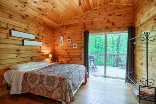 Ένα ή περισσότερα κρεβάτια σε δωμάτιο στο Blue Rose Cabins - Overlook Cabin