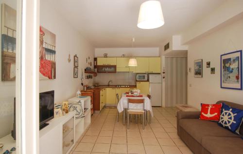 Η κουζίνα ή μικρή κουζίνα στο Awesome Apartment In Marcelli Di Numana