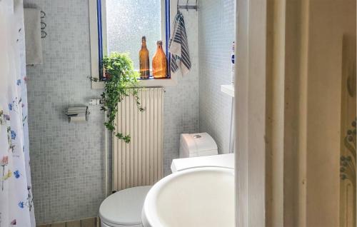 ein kleines Badezimmer mit Toilette und Waschbecken in der Unterkunft Stunning Home In Leksand With Kitchen in Leksand