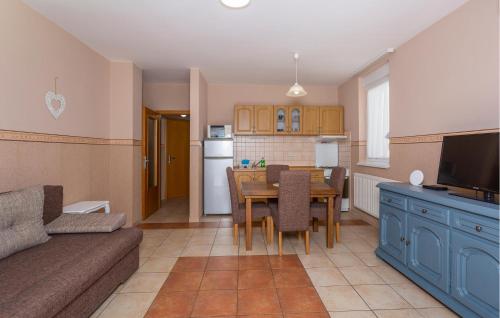 1 Bedroom Lovely Apartment In Dramalj