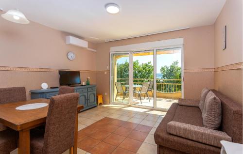 1 Bedroom Lovely Apartment In Dramalj