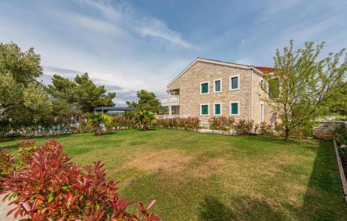 Κήπος έξω από το Stunning Apartment In Mrljane With Wifi
