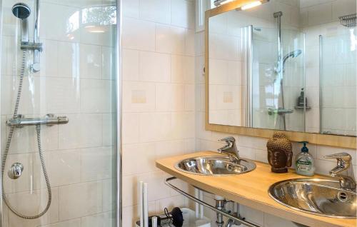 łazienka z 2 umywalkami i prysznicem w obiekcie Lakehouse Reeuwijk w mieście Reeuwijk