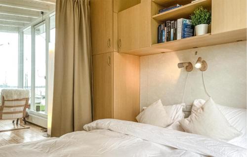 ReeuwijkにあるLakehouse Reeuwijkのベッドルーム(白いベッド1台、本棚付)