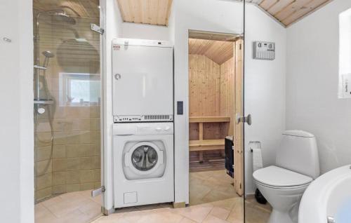 a bathroom with a washing machine and a toilet at Pet Friendly Home In Ebeltoft With House Sea View in Femmøller