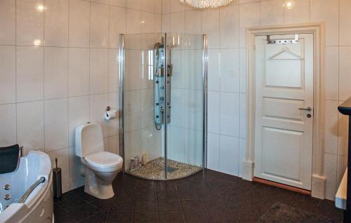 Ένα μπάνιο στο Nice Home In Drangedal With Kitchen