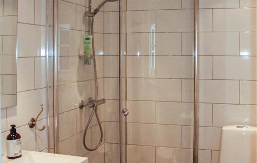Ένα μπάνιο στο Nice Home In Drangedal With Kitchen