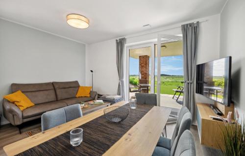 Televisyen dan/atau pusat hiburan di Cozy Apartment In Ovelgönne With Sauna