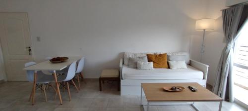 Kleines weißes Zimmer mit einem Bett und einem Tisch in der Unterkunft Departamento Amplio en Corrientes Capital in Corrientes