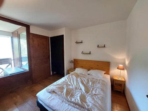 une chambre avec un lit et une fenêtre dans l'établissement Appartement cosy avec WiFi, parking et animaux admis à Brides-les-Bains - FR-1-512-9, à Brides-les-Bains