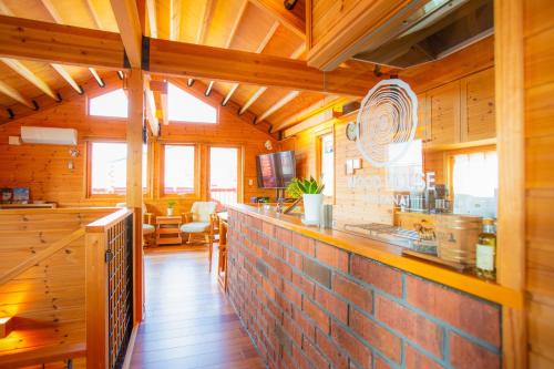 a kitchen with a brick counter in a room at 「KIRAKU」Wood House稚内 in Wakkanai