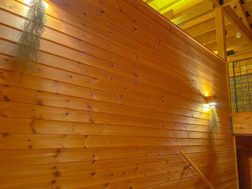 a wooden wall in a room with a wall at 「KIRAKU」Wood House稚内 in Wakkanai