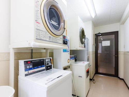 um quarto de hospital com uma máquina de ressonância magnética na parede em Tabist Hokkaido Daiichi Hotel Sapporo em Sapporo