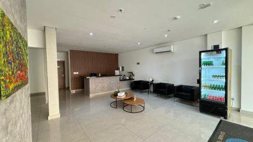 a lobby with a drink bar and a table in it at Monte Carmel in Ribeirão Preto