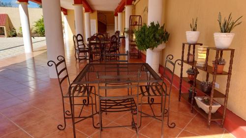 a dining room with a table and chairs at Quinta Eva and Ivan in Kanasín