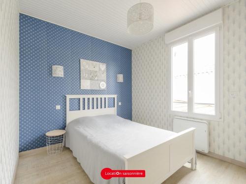 a bedroom with a white bed and blue walls at Maison Familiale à Châtelaillon-Plage, 800m de la plage, 3 chambres, Jardin clôturé, Proche La Rochelle - FR-1-535-57 in Châtelaillon-Plage