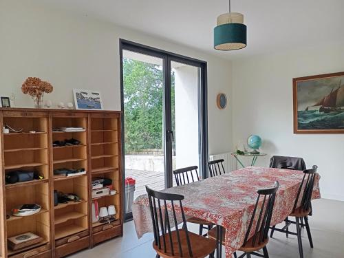 une salle à manger avec une table et des chaises dans l'établissement Maison familiale 7 personnes, près du port du Logeo, jardin, terrasse, parking, plage à proximité - FR-1-639-120, à Sarzeau