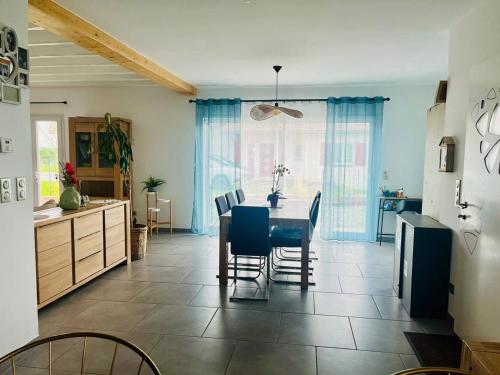 Photo de la galerie de l'établissement Maison de charme à Bardos, 6 pers, jardin, terrasse couverte, à 15 min de Bayonne - FR-1-495-138, à Bardos