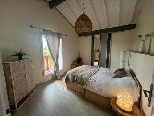 Ένα ή περισσότερα κρεβάτια σε δωμάτιο στο Maison de charme à Bardos avec jardin, proche Bayonne - FR-1-495-138