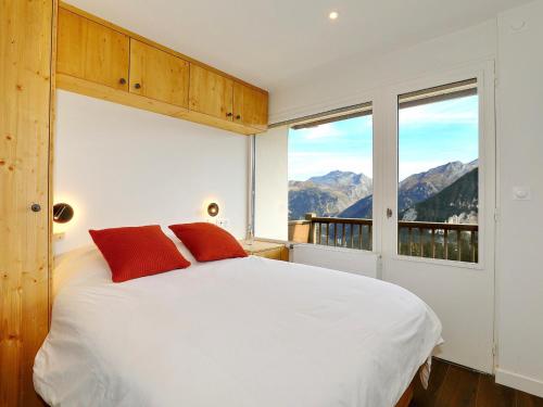 - une chambre avec un lit et une fenêtre donnant sur les montagnes dans l'établissement Courchevel 1850: Appart refait 2022, ski-ski out, 7 pers, balcon, parking - FR-1-575-221, à Courchevel