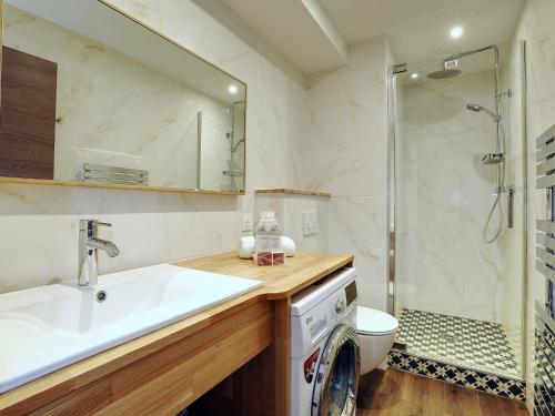 une salle de bain avec un lavabo et une douche dans l'établissement Courchevel 1850: Appart refait 2022, ski-ski out, 7 pers, balcon, parking - FR-1-575-221, à Courchevel