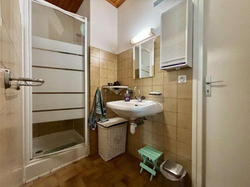 une petite salle de bain avec un lavabo et une douche dans l'établissement Maison vacances 4 pers proche plage, jardin clos, BBQ, Wi-Fi, petit chien admis, pistes cyclables à côté - FR-1-246A-305, à Saint-Georges-dʼOléron