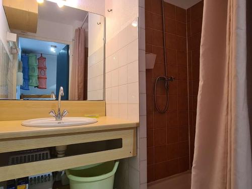 une salle de bain avec un lavabo, une douche et un miroir dans l'établissement Appartement moderne avec piscine, 4 couchages, Cap d'Agde - FR-1-249-411, au Cap d'Agde