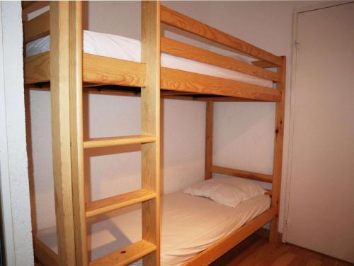 quelques lits superposés dans une chambre dans l'établissement Studio spacieux 4 pers aux Orres, skis aux pieds - FR-1-322-606, aux Orres