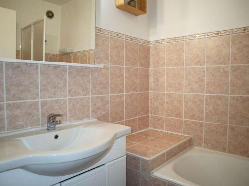 une salle de bain avec un lavabo et une baignoire dans l'établissement Studio spacieux 4 pers aux Orres, skis aux pieds - FR-1-322-606, aux Orres