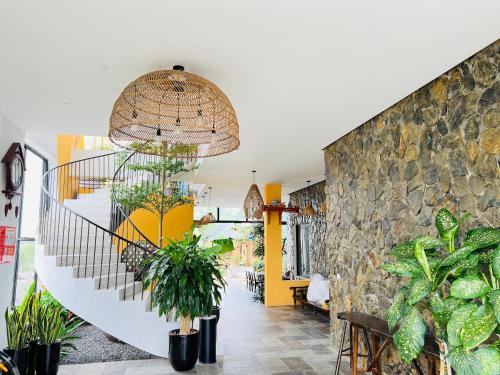 hol z roślinami i schody w budynku w obiekcie Trang An Cozy House w mieście Diếm Xá