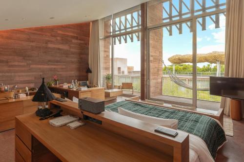 水明漾‎的住宿－Potato Head Suites & Studios，一间卧室设有一张大床和一个大窗户