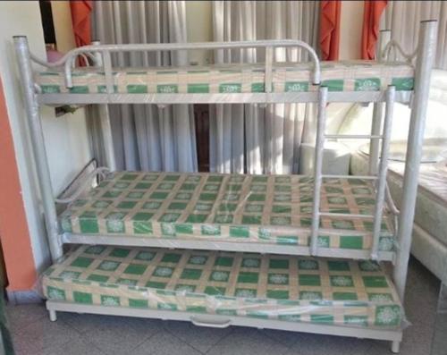 - deux lits superposés installés l'un à côté de l'autre dans l'établissement mi Habitat, à Asuncion