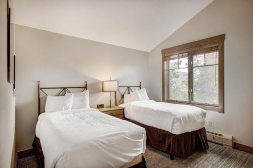 a bedroom with two beds and a window at Mountain Thunder Lodge in Breckenridge