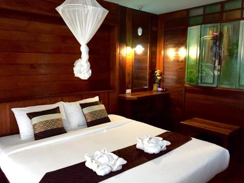 Voodi või voodid majutusasutuse Thanya Beach Resort - SHA Plus toas