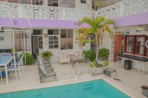 聖瑪爾塔的住宿－Marias House - Magnifique Apartments，一座带游泳池和桌椅的房子
