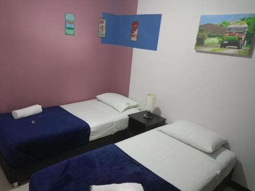 Pokój z dwoma łóżkami w pokoju z w obiekcie Apartamento cerca del Parque del Café w mieście Montenegro