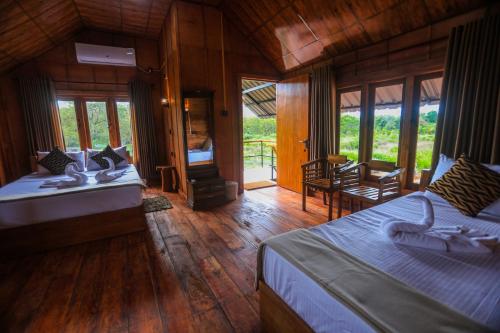 Postel nebo postele na pokoji v ubytování Lion Wood Treehouse