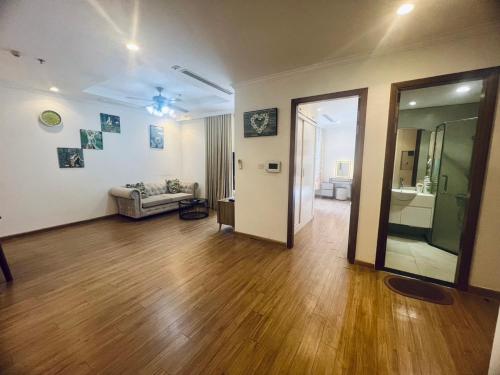 - un salon avec un canapé et du parquet dans l'établissement BOM HOMES- VINHOMES TIMES CITY- 1BR- COZY APt, à Hanoï