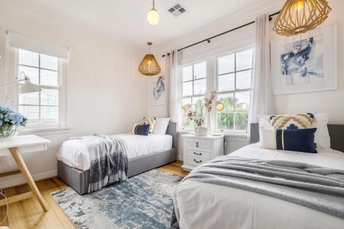 dwa łóżka w pokoju z dwoma oknami w obiekcie VAQUAY The Hamptons In Williamstown w mieście Williamstown